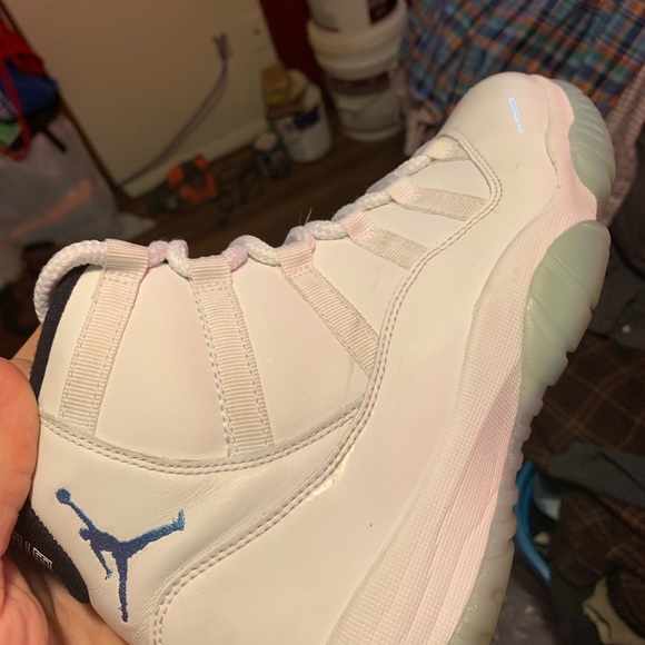 Jordan retro 11s size 9. - Picture 3 of 8